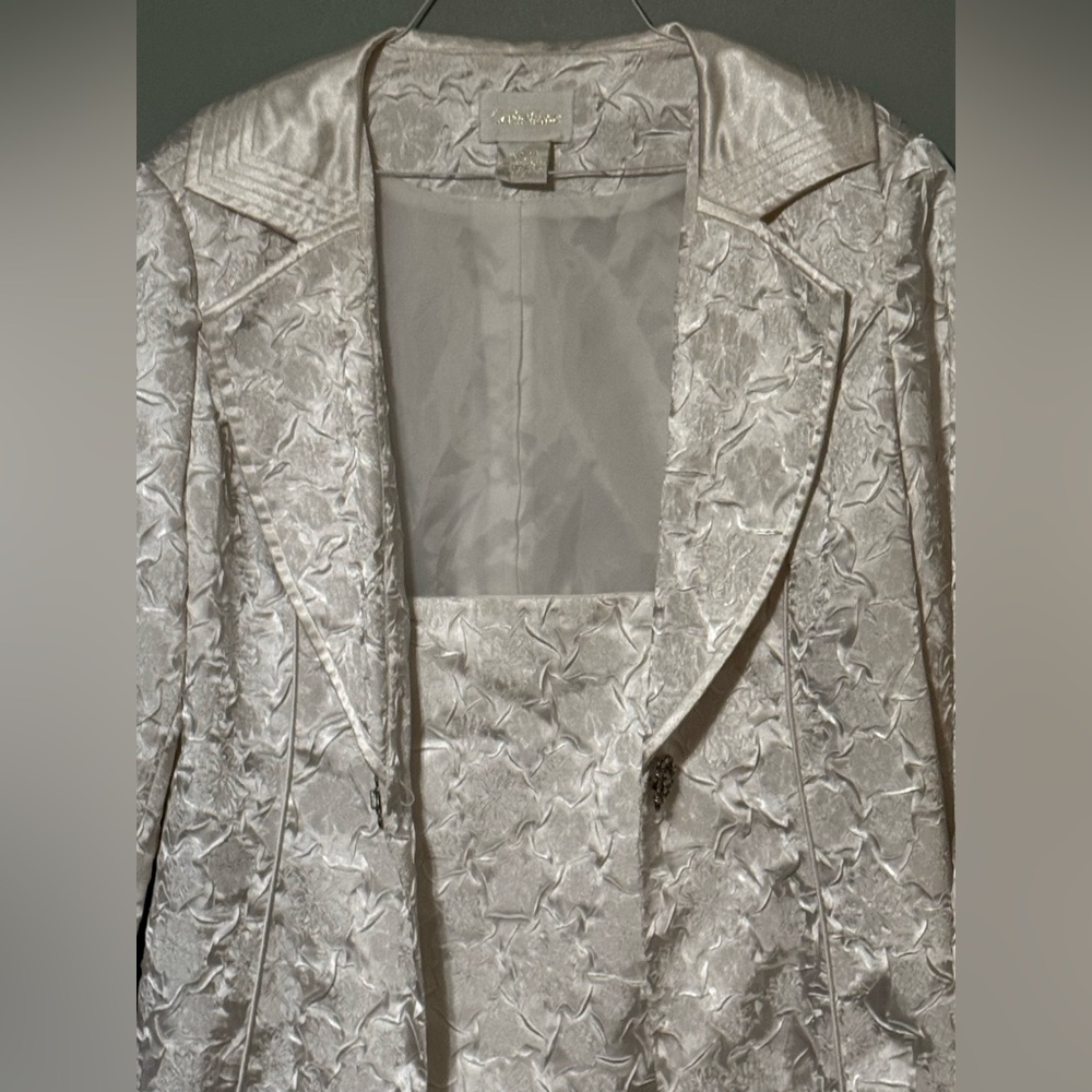 Elegant Cream Brocade Skirt Set - Picture 8 of 11